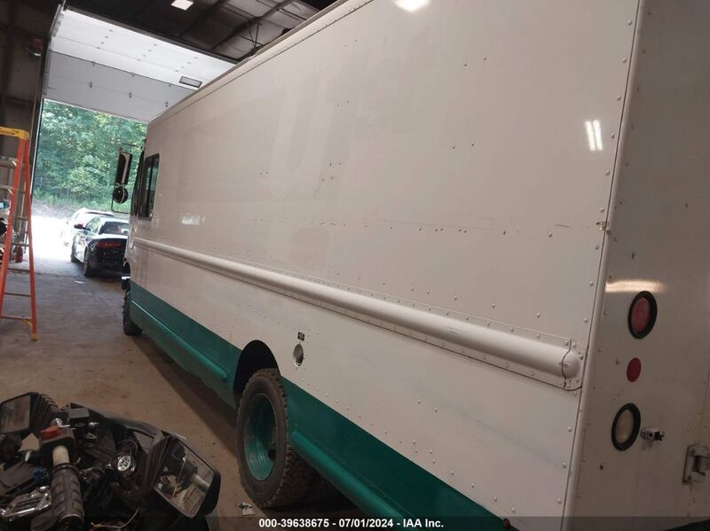 2014 FREIGHTLINER CHASSIS M LINE WALK-IN VAN   Gasoline 4UZAC2DV5ECFV1994 photo #4