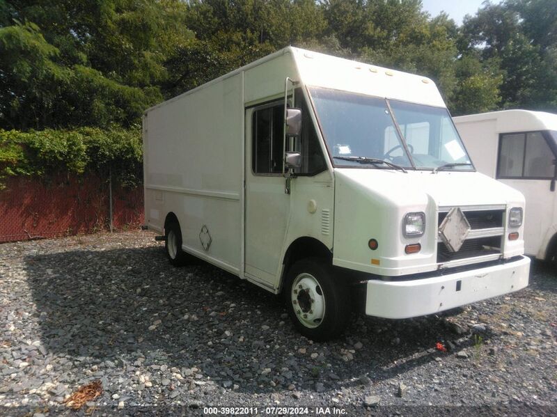 2001 FREIGHTLINER CHASSIS M LINE WALK-IN VAN White  Diesel 4UZAANBW41CH52721 photo #1