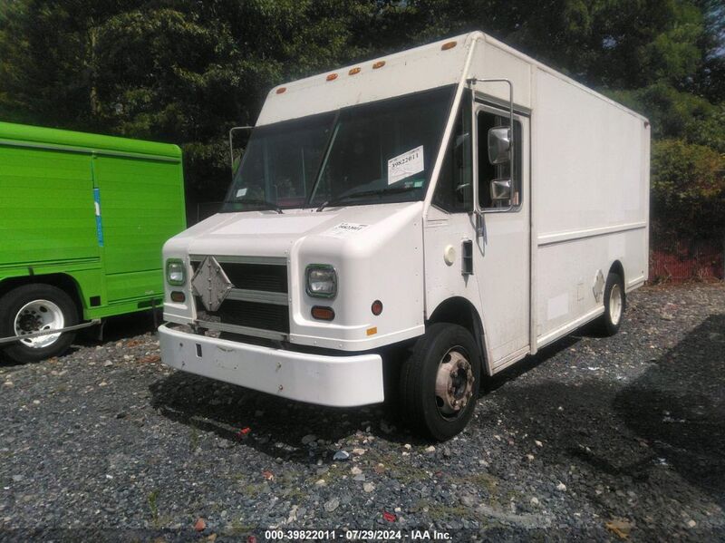 2001 FREIGHTLINER CHASSIS M LINE WALK-IN VAN White  Diesel 4UZAANBW41CH52721 photo #3