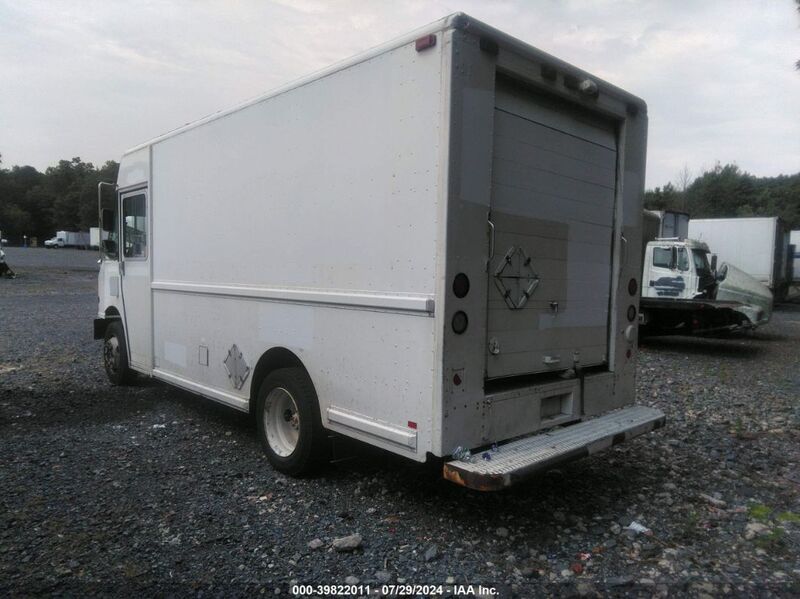 2001 FREIGHTLINER CHASSIS M LINE WALK-IN VAN White  Diesel 4UZAANBW41CH52721 photo #4