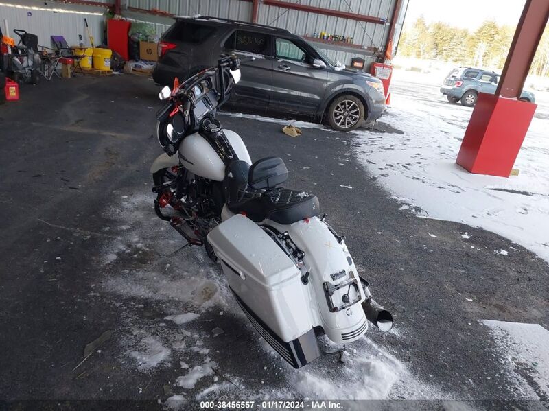 2016 HARLEY-DAVIDSON FLHX STREET GLIDE White  Gasoline 1HD1KBM19GB687229 photo #4