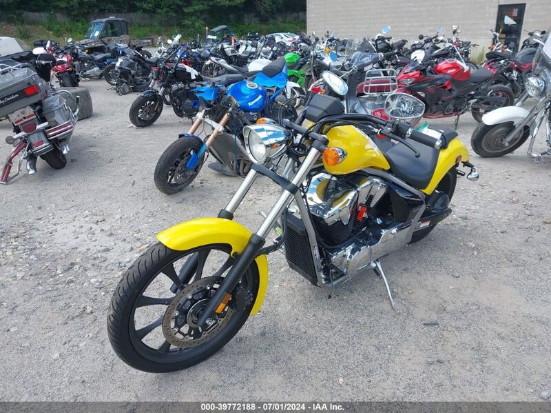 2022 HONDA VT1300 CXA Yellow  Gasoline JH2SC6167NK600460 photo #3