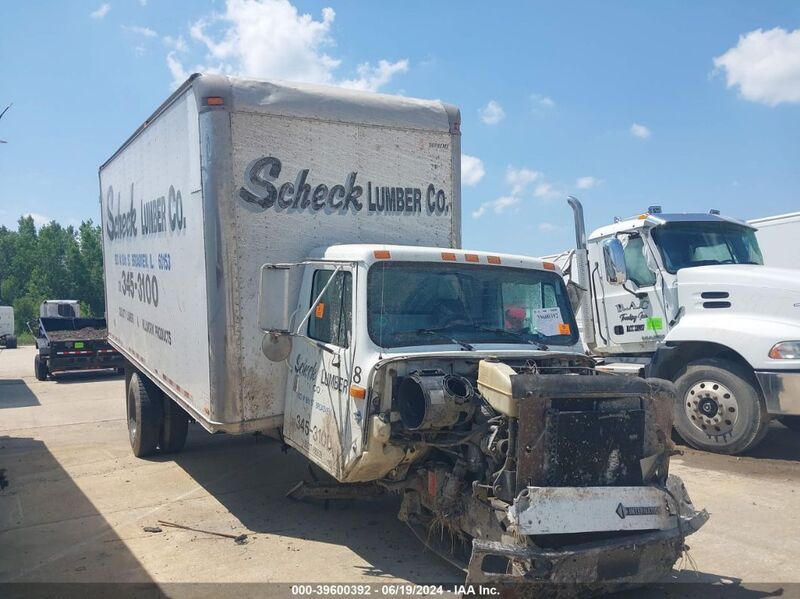 1998 INTERNATIONAL 4000 4700 White  Diesel 1HTSCAAM1WH528344 photo #1