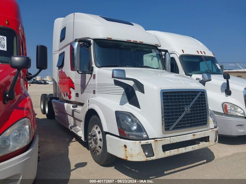 2014 VOLVO VN VNL White tractor diesel 4V4NC9EH2EN152537 photo #1