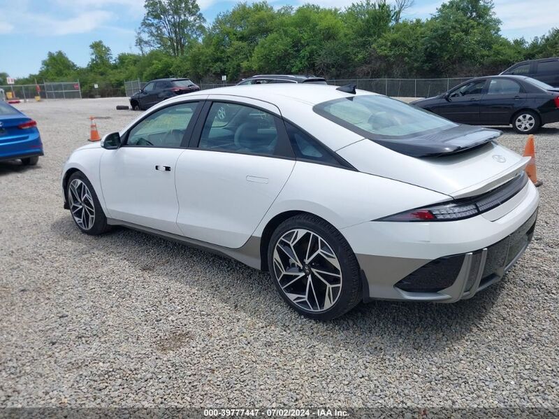 2023 HYUNDAI IONIQ 6 SEL White  Electric KMHM34AC8PA029965 photo #4